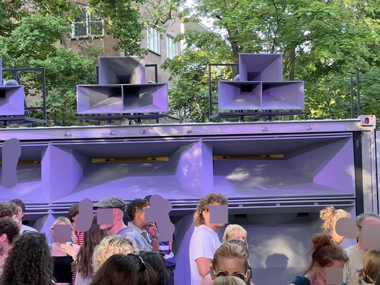 Hör Stage (exile of sound). Absurdes System, was krass Druck gemacht hat. Hörner größer als Menschen, bestimmt so 250vm hoch.