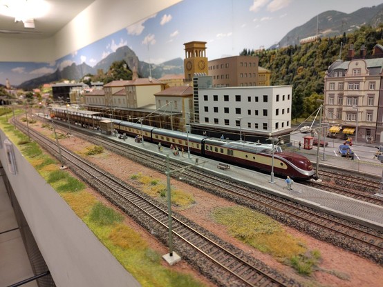 Der TEE im Bahnhof Bozen, etwas flacherer Winkel