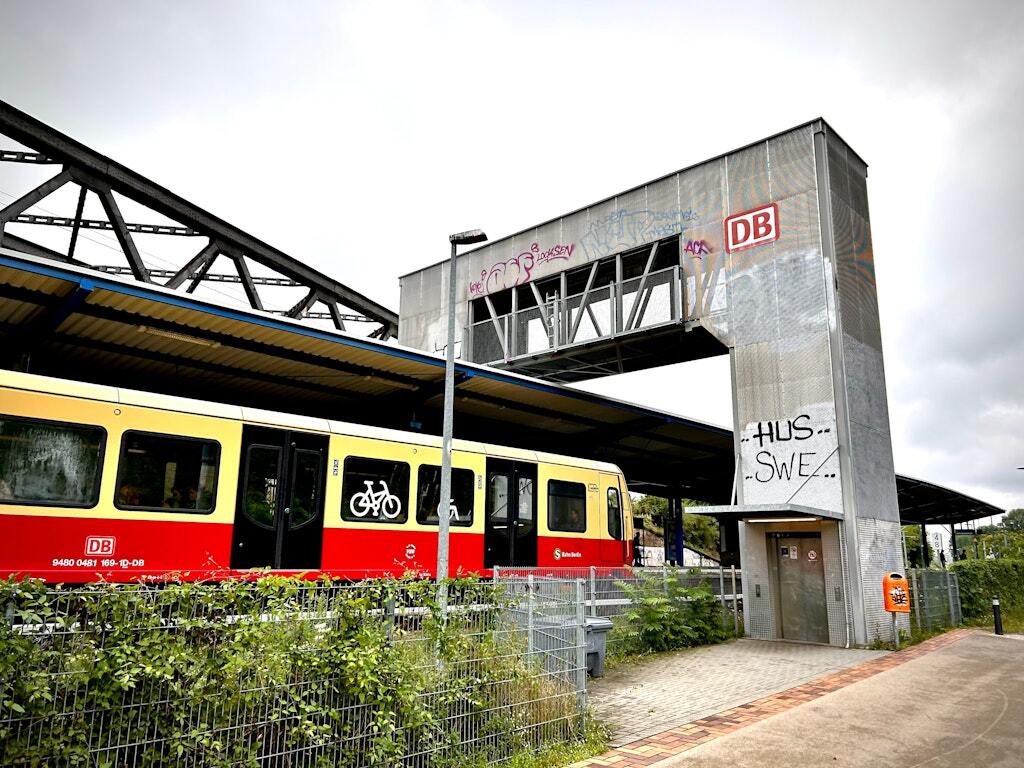 Von außen spannend, von innen gruselig: Der sogenannte Peoplemover am Betriebsbahnhof Rummelsburg befördert die Passagiere mit einer ausgeklügelten Technik über die Gleise. Von außen spannend, von innen gruselig: Der sogenannte Peoplemover am Betriebsbahnhof Rummelsburg befördert die Passagiere mit einer ausgeklügelten Technik über die Gleise.