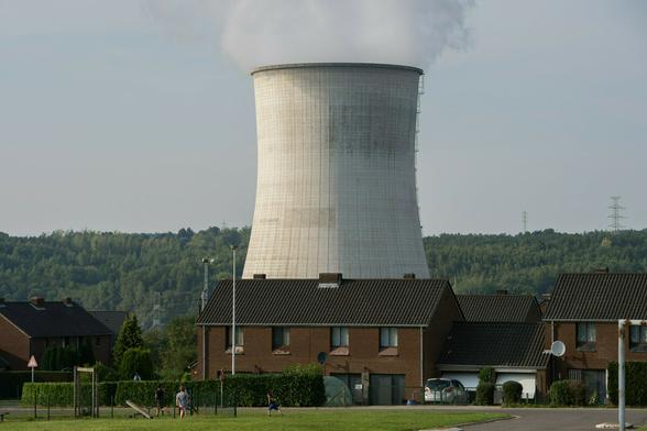 Ein Kühlturm des Kernkraftwerks dampft am 28.08.2017 am Fluss Maas in Tihange (Belgien)
