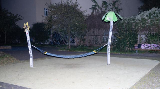 Blick auf einen Spielplatz in der Dunkelheit. Blick auf einen Spielplatz in der Dunkelheit.