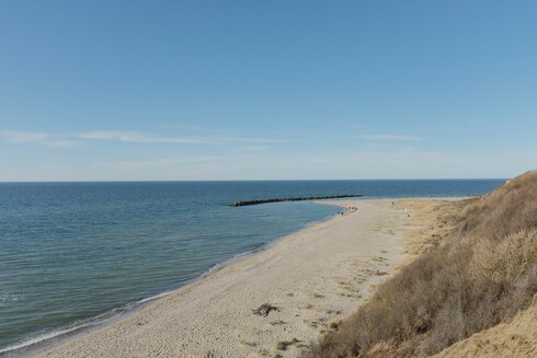 Blick auf den steinernen Wellenbrecher vom Hohen Ufer aus.