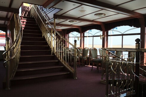 Prunkvolles Interieur des Mississippi-Dampfers und Treppe auf das Außendeck.