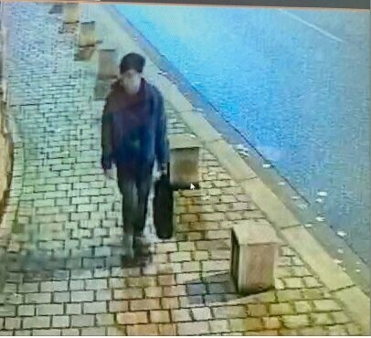 Following a shooting attack on the Old Synagogue in Essen, the Police and State Security is looking for the man on the picture of a surveillance camera.