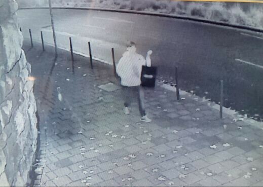 Following a shooting attack on the Old Synagogue in Essen, the Police and State Security is looking for the man on the picture of a surveillance camera.