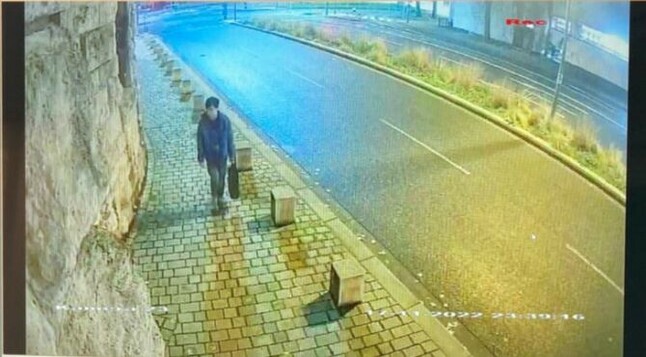 Following a shooting attack on the Old Synagogue in Essen, the Police and State Security is looking for the man on the picture of a surveillance camera.