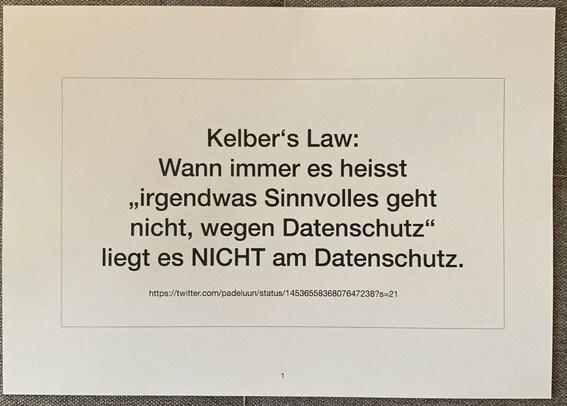 Postkarte mit dem Text: »Kelber's Law: Wann immer es heisst „irgendwas Sinnvolles geht nicht, wegen Datenschutz« liegt es NICHT am Datenschutz. 
https://twitter.com/padeluun/status/1453655836807647238?s=21«