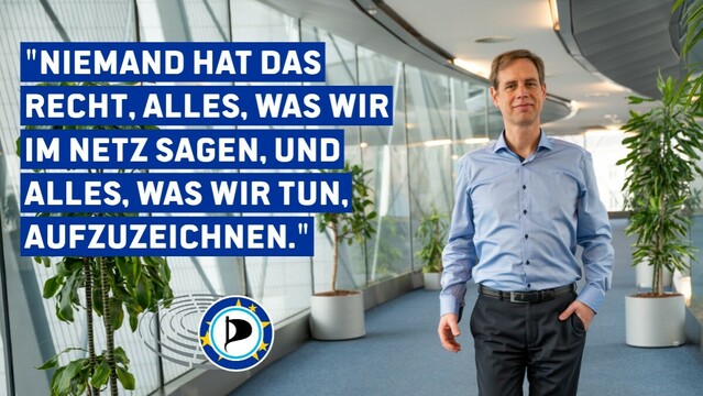 Bildbeschreibung: "Niemand hat das Recht, alles, was wir im Netz sagen, und alles, was wir tun, aufzuzeichnen." Piraten-Logo. Ein Mann (Patrick Breyer) auf einem Flur mit großen Glasfenstern und großen Pflanzen.