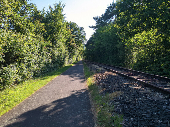 Radweg direkt neben einem Gleis