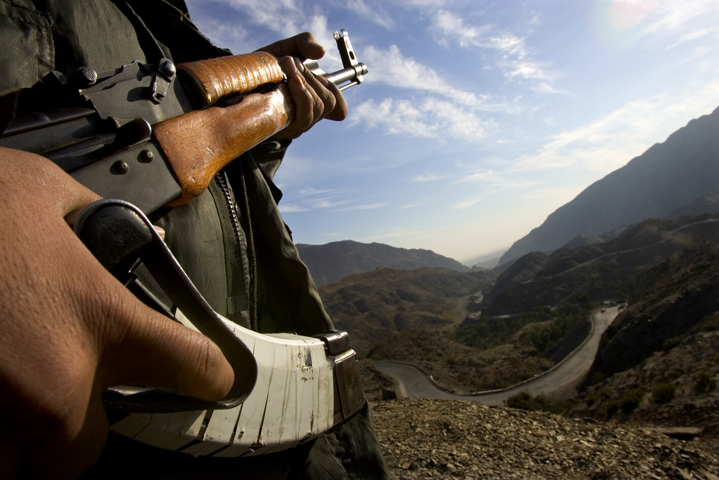 Khyber Pass, guarded by a Kalashnikow where the double magazine is sticked by tape from our reportage “Gun City”.