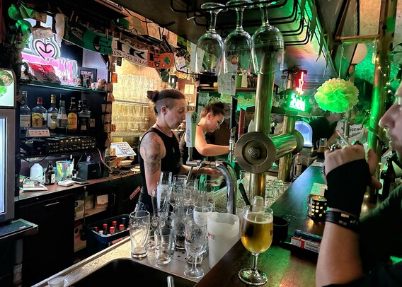 Thekenfrauen, Theke, Biertrinken, Indie-Style. 
