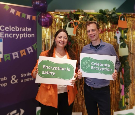 Foto von Patrick Breyer und Anja Hirschel, die Schilder mit der Aufschrift "Encryption is safetly" und "#Celebrate Encryption" hochhalten
Fröhlicher Hintergrund