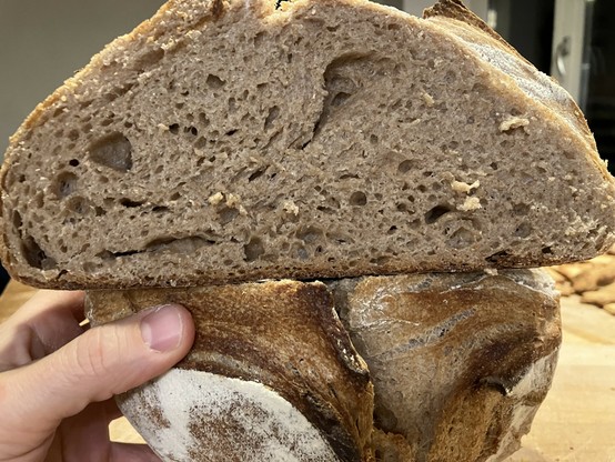 Ein aufgeschnittenes Sauerteigbrot.