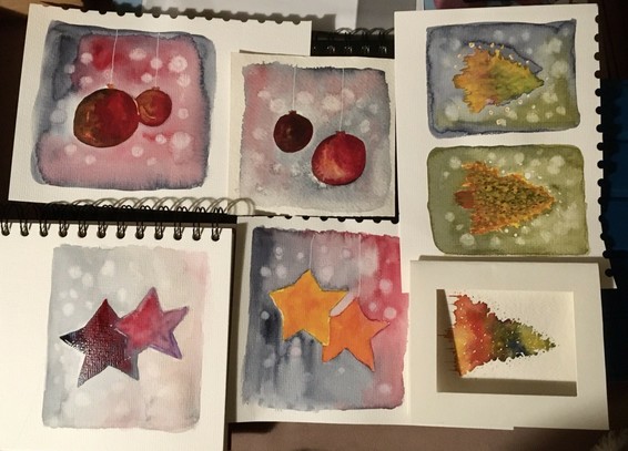Aquarell Karten. Darauf Kugeln, Sterne, Tannen. Allesamt bunt.
