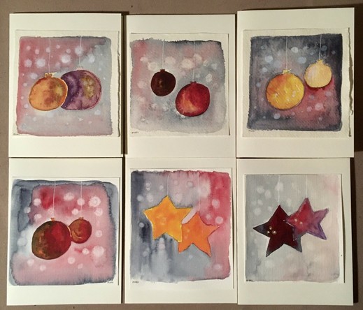 Aquarell. Sechs Weihnachtskarten. Die Motive, vor verschwommenem Hintergrund mit Lichtpunkten, sind Weihnachtsbaumkugeln oder Sterne, in rötlich-lila-gelben Farbtönen.