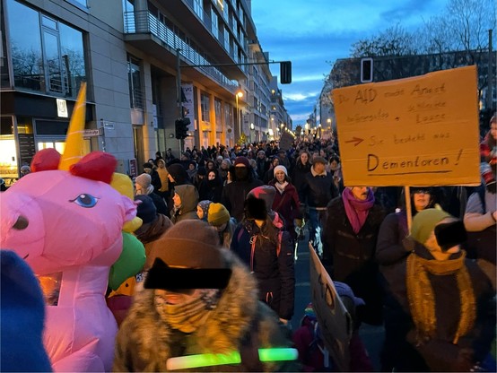 Foto von Demo für Vielfalt und gegen Rechts. Zu sehen viele Menschen. 
Und ein pinkes Einhorn-Kostüm ;)