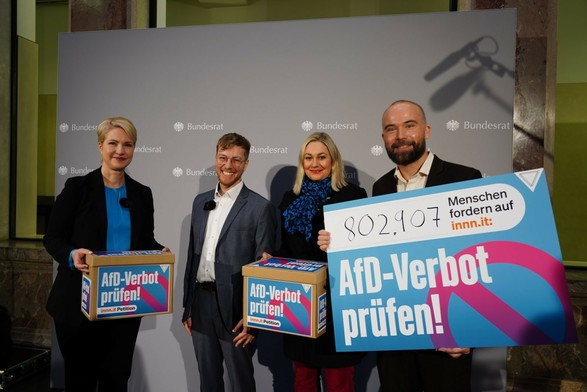 Schwesig neben Thomas, Ruth und Gregor und einem großen Plakat, auf dem die Zahl der Stimmen steht. 
