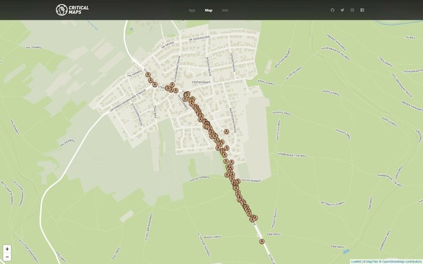 Screenshot Critical Maps, auf der ein Zug von Kerzen quer durch Hohenwart zu sehen ist