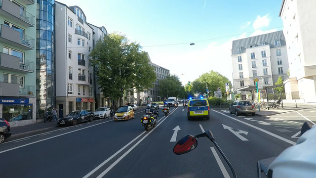 Polizeiautos und -motorräder auf einer Frankfurter Hauptstraße