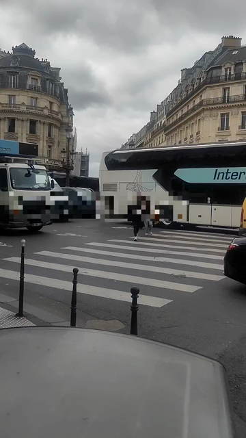 Video einer Pariser Kreuzung, in der sich der Autoverkehr in allen Richtungen staut und gehupt wird.