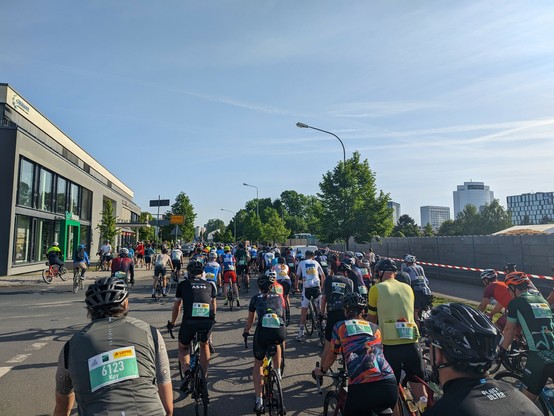 Voller Startbereich des Radrennens