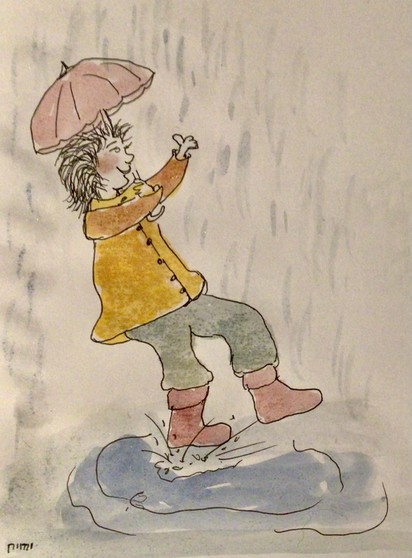 Zeichnung Aquarell. Ein lachendes Kind, in gelb-oranger Regenjacke, grünen Hosen und roten Gummistiefeln, hüpft in strömendem Regen, in eine Pfütze, sodass Wasser hoch spritzt. Über die Schulter gelehnt, hält es einen kleinen roten Schirm im rechten Arm.