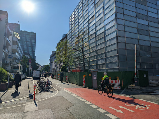 Blick in den Kettenhofweg mit rot eingefärbter Kreuzung und einer Kolonne von Menschen auf dem Fahrrad