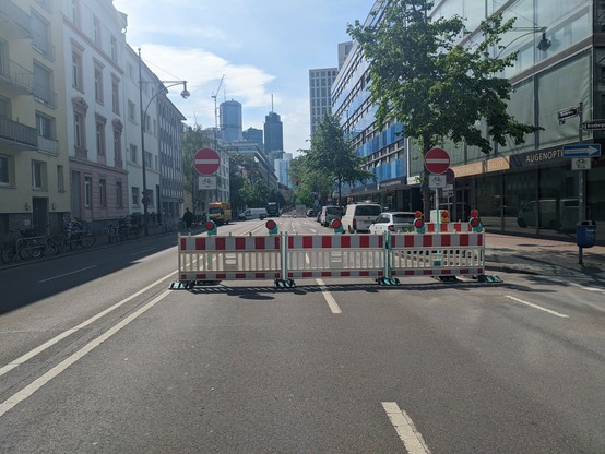 Baustellen-Straßensperre auf dem Reuterweg (Vollsperrung in eine Richtung) mit "Fahrrad frei"-Zusatzzeichen