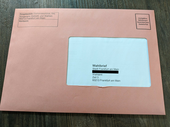 Ein roter Wahlbrief der Stadt Frankfurt für die Briefwahl