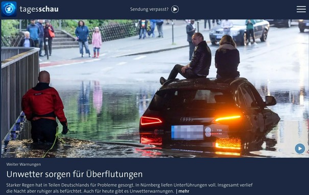Screenshot von tagesschau.de, Artikel "Unwetter sorgen für Überflutungen". Darüber ein Foto, in dem ein im tiefen Wasser stehendes Auto in einer Senke (mit gepixeltem Kennzeichen) mit zwei Menschen auf dem Dach (ungepixelt, ein Gesicht gut erkennbar) zu sehen ist. Im Hintergrund Schaulustige, im Vordergrund nähert sich ein Mensch, der an einer Leine angebunden ist.
