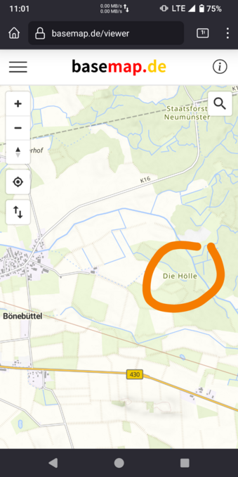 Es ist ein Screenshot einer Karte zu sehen. Auf dieser Karte ist der Ort "Die Hölle" orange eingekreist. Der Kartenausschnitt befindet sich bei Bönebüttel bei Neumünster.