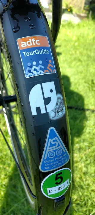Aufkleber am hinteren Schutzblech: ADFC Tourguide, Natenom und Umweltplakette 5, speziell für Fahrräder 