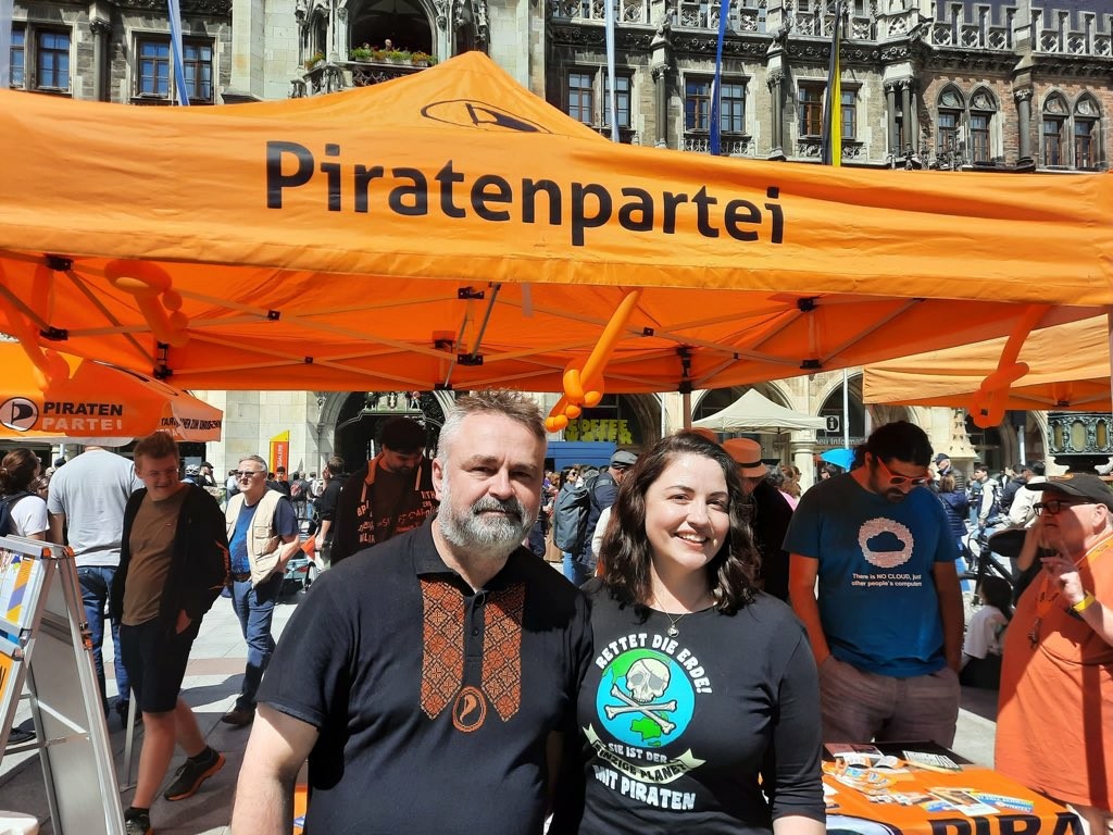 Anja Hirschel und Alexander Kohler vor dem Piraten Infostand