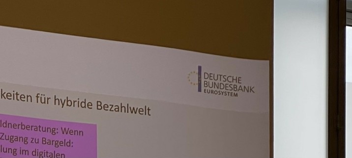 Die Rechte obere Ecke einer Vortragsfolie. Zu sehen ist das Logo der Deutschen Bundesbank. 