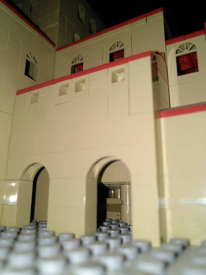 Blick ins Innere von der eigentlich an das Michaeliskloster anschließenden Seite: Dort unten befindet sich der katholische Teil der Kirche mit dem Sarg von Bischof Bernward.