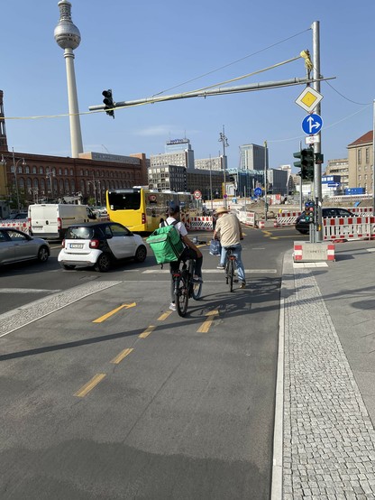 Berlin doppelspuriger Radweg der Rechtsabbieger auf die linke Spur führt, die dann die geradeaus Fahrenden auf der rechten Spur kreuzen müssen... Unfälle vorprogrammiert 