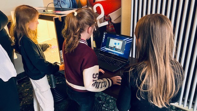 Foto: 3 Kids an der Trickbox mit Laptop von Hinten zu sehen.