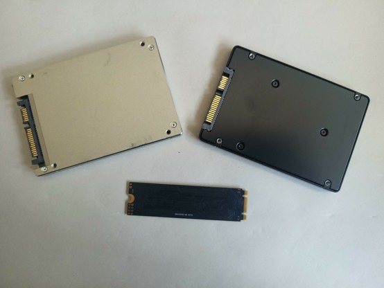 Das Bild zeigt drei SSD, davon 2 in 2,5