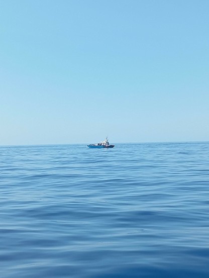 Die italienische Küstenwache rettet die Menschen auf dem Holzboot