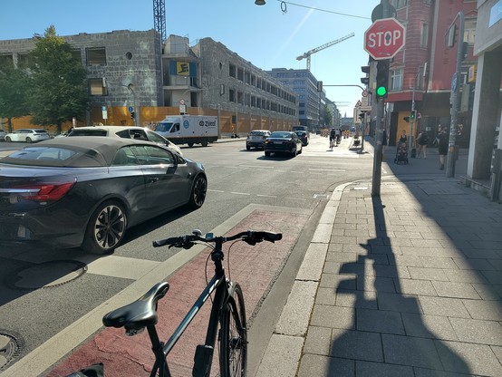Mein Rad auf der Schwanthalerstraße, nebenan dichter MIV