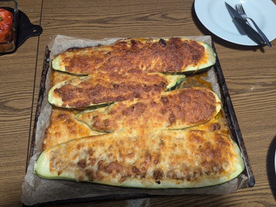 2 halbierte Zucchini überbacken