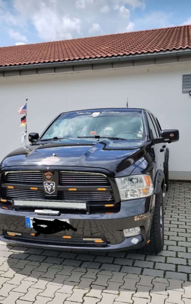 Ram mit US und D Flagge, vielen Positionslichtern, Harley Davidson Aufklebern und Totenkopf auf dem Armaturenbrett.