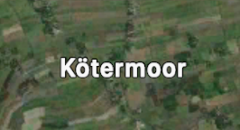 Kleiner Ausschnitt aus einer Kartenapplikation, welche im Hintergrund eine Satellitenaufnahme einer norddeutschen Landschaft zeigt, hauptsächlich Felder. Als einziges Label auf der Karte steht mittig in fetten, weißen Buchstaben „Kötermoor“.
