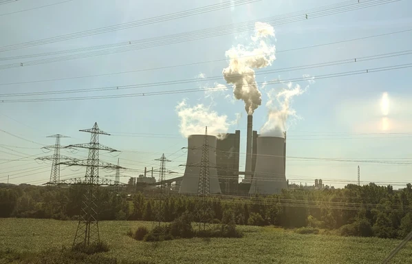 Foto eine Heizkraftwerks (?) mit Kühltürmen.