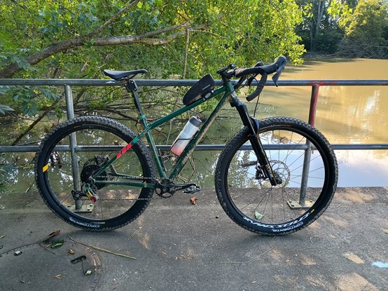 Grünes Marino Gravelbike mit X-Fusion RC32 Federgabel.