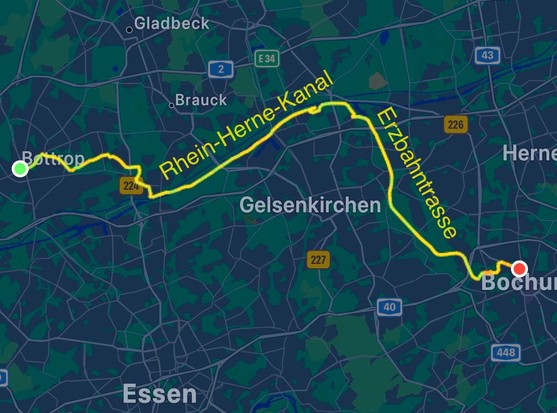 Karte mit einem Teil des Ruhrgebiets. Die Route von Bottrop nach Bochum ist eingezeichnet, Rhein-Herne-Kanal (ca. mittleres Drittel) und Erzbahntrasse (ebenfalls etwa ein Drittel) sind beschriftet.