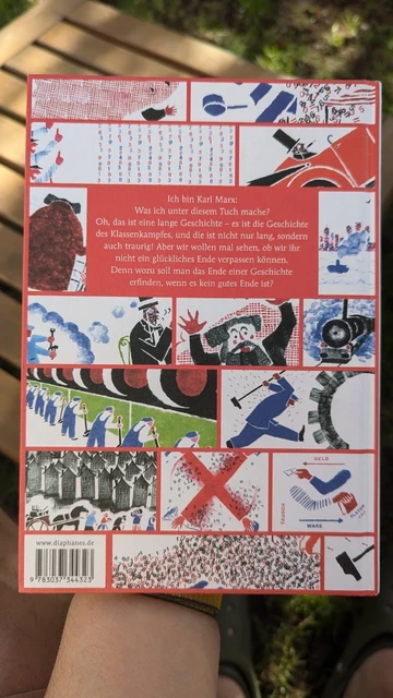 Klappentext: "Ich bin Karl Marx: Was ich unter diesem Tuch mache? Oh, das ist eine lange Geschichte - es ist die Geschichte des Klassenkampfes, und die ist nicht nur lang, sondern auch traurig! Aber wir wollen mal sehen, ob wir ihr nicht ein glückliches Ende verpassen können. Denn wozu soll man das Ende einer Geschichte erfinden, wenn es kein gutes Ende ist?"

Dazu sind viele Ausschnitte der Illustrationen aus dem Buch zu sehen, die in einer Mischung aus Linoldruck und Wasserfarben erstellt wurden.