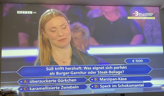 Die €-500-Frage bei Wer wird Millionär:
„Süß trifft herzhaft: Was eignet sich perfekt als Burger-Garnitur oder Steak-Beilage?“
- A: überzuckerte Gürkchen
- B: Marzipan-Käse
- C: karamellisierte Zwiebeln
- D: Speck im Schokomantel

Naaaaa?! Wer findet denn Fehler?!