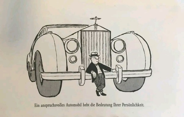 Cartoon von Loriot. Seine typische Herrenfigur vor einem gigantisch großen Rolls Royce (mindestens fünf mal größer als realistisch). Darunter der Spruch „Ein anspruchsvolles Automobil hebt die Bedeutung Ihrer Persönlichkeit“.