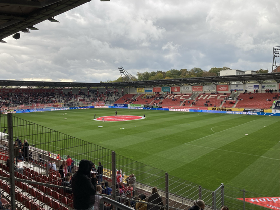 Blick in das noch leere Stadion des Halleschen FC. Am Rand die noch leeren Tribünen, in der Bildmitte das Spielfeld.